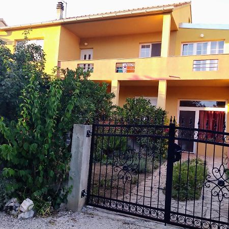 Apartments Mira Biograd Na Moru Exteriör bild