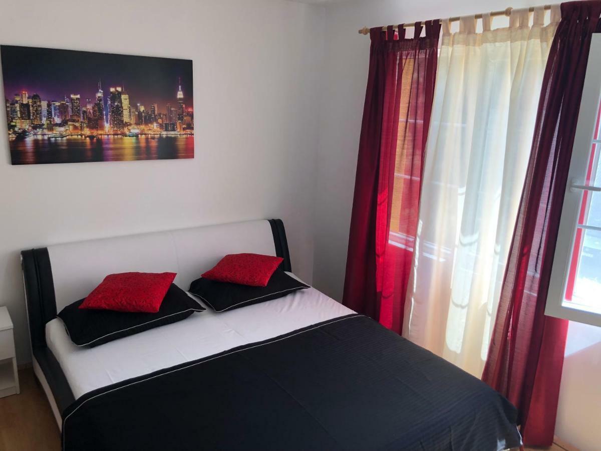 Apartments Mira Biograd Na Moru Exteriör bild
